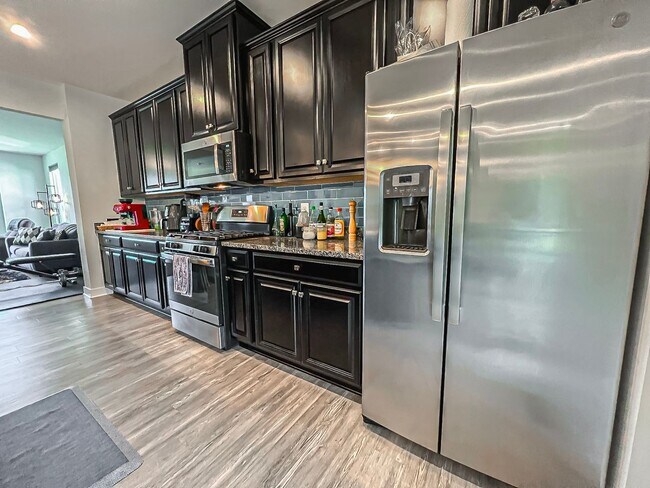 Building Photo - Luxurious 4 Bedroom 3.5 Bathroom End Unit ...