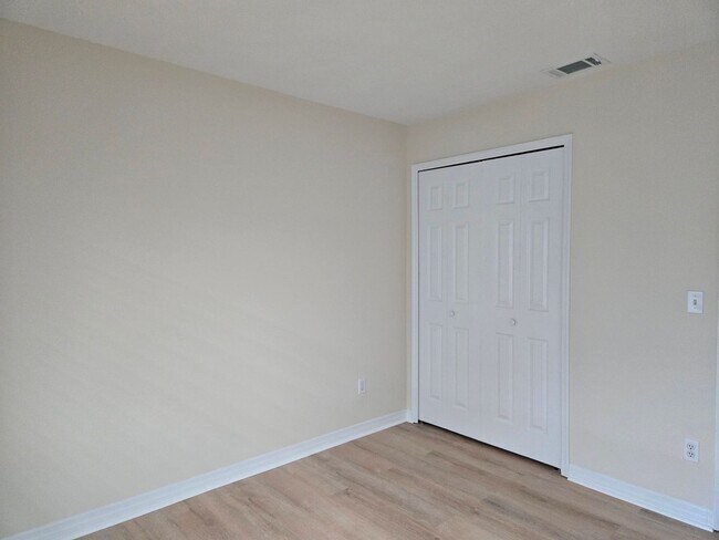 Building Photo - 3/2 Fenced Pet Friendly Home