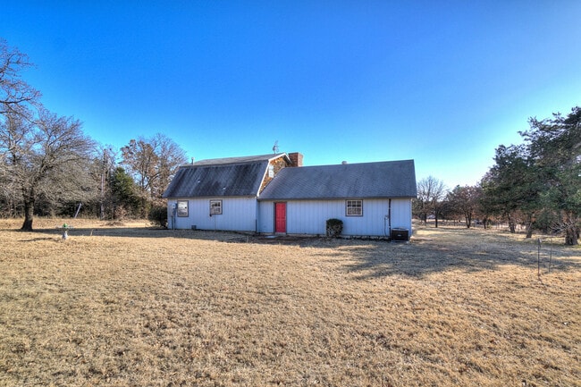 Building Photo - Beautiful 2 bed Ranch style home on 5 acres!