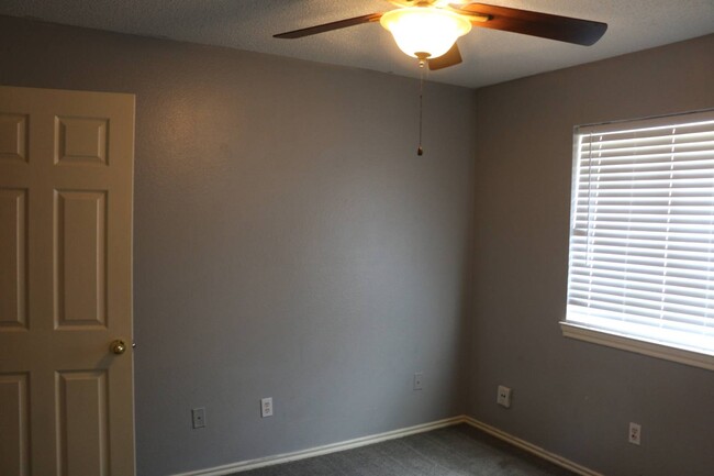 Building Photo - 4658 Essex Dr