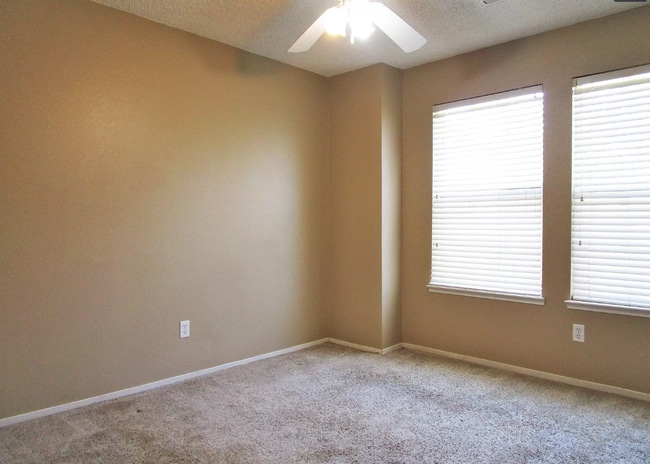 Building Photo - 325 Cantebury Dr