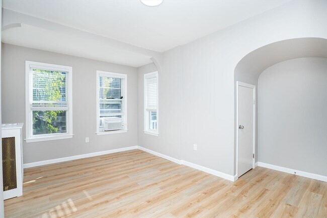 Building Photo - 15-17 Saunders St