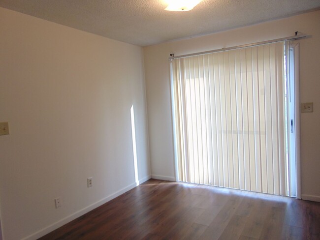 Building Photo - Nice 3 Bedroom 2.5 Bathroom Townhome!
