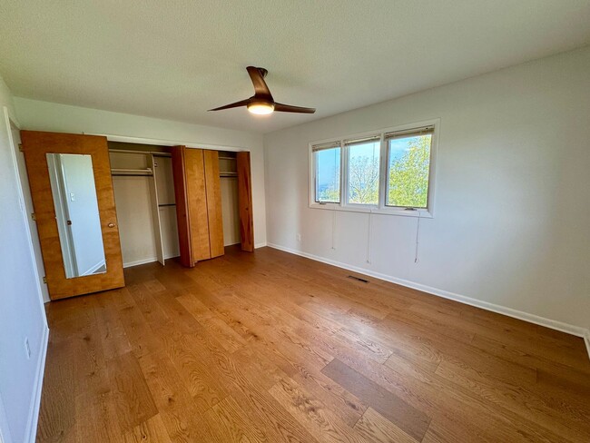 Building Photo - 221 Grandview Dr