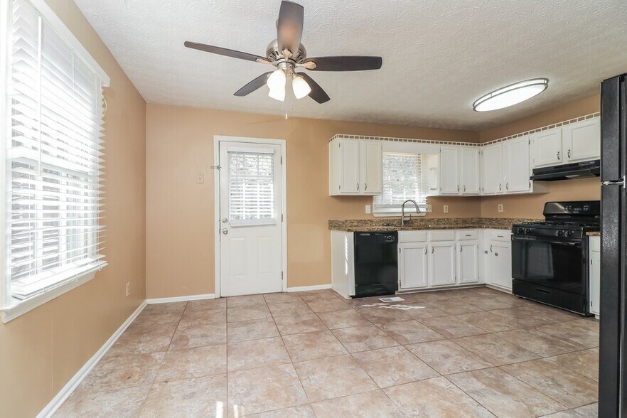 Building Photo - 28 Doe Ln