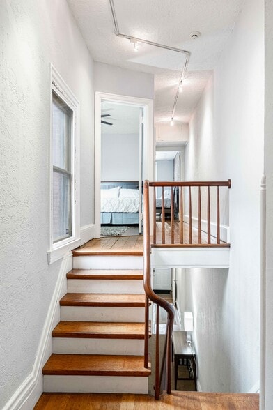 Building Photo - 218 W North Ave