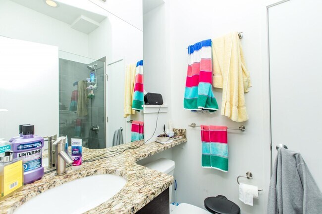 Building Photo - Video Tour- Sunny 2 Bed w/Laundry. Near 606 and EL. Free Internet. Amazing Deal.