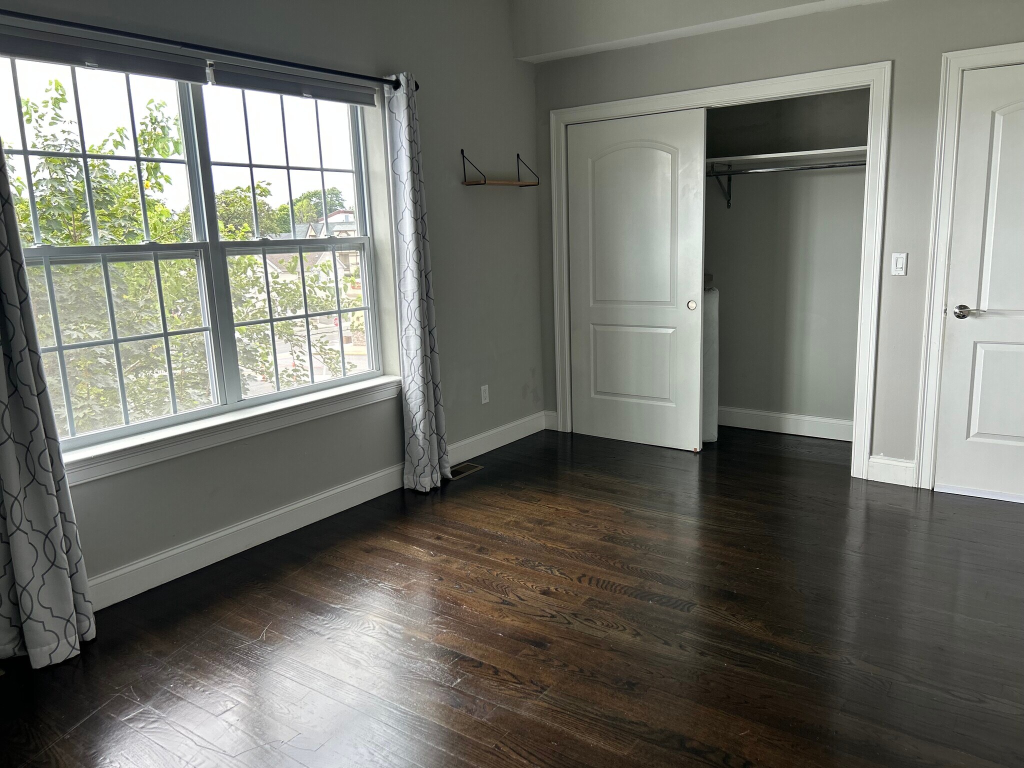 2nd bedroom with large closet / sliding door - 324 Cross St
