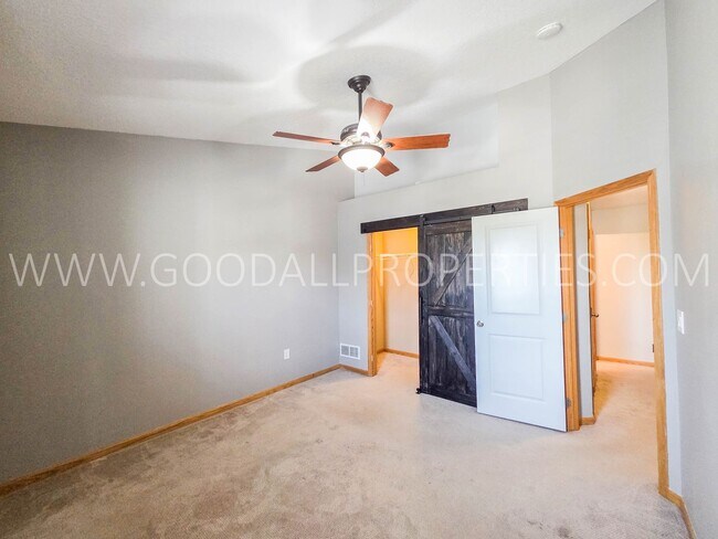 Building Photo - Beautiful 2 Bed, 2 Bath Townhome with 2-Car Garage in Ankeny!