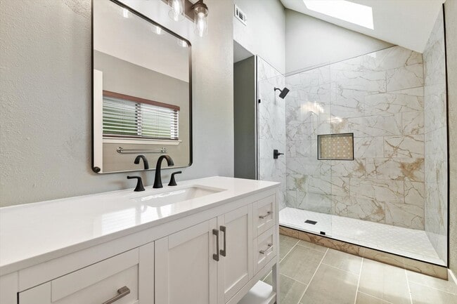 Building Photo - Modern Makeover in Prime NW Austin Location
