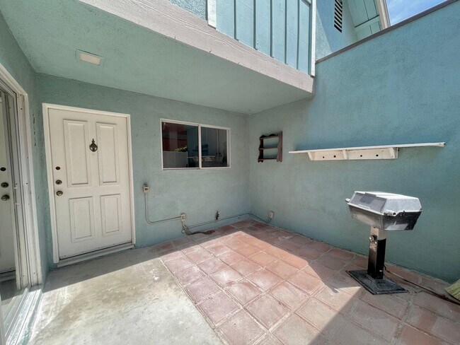 Building Photo - 2 Bedroom + 1.5 Bathroom Condo | Pierpont Beach | Ventura | Unfurnished