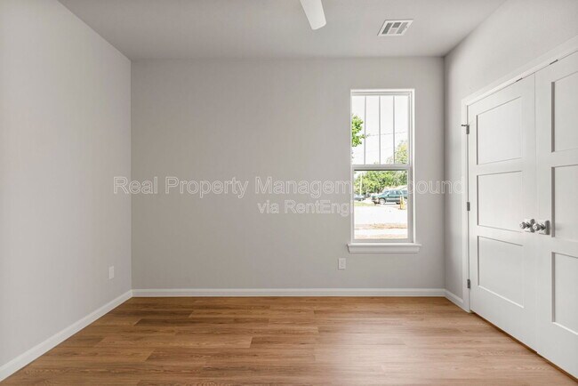 Building Photo - 101 E 11th St