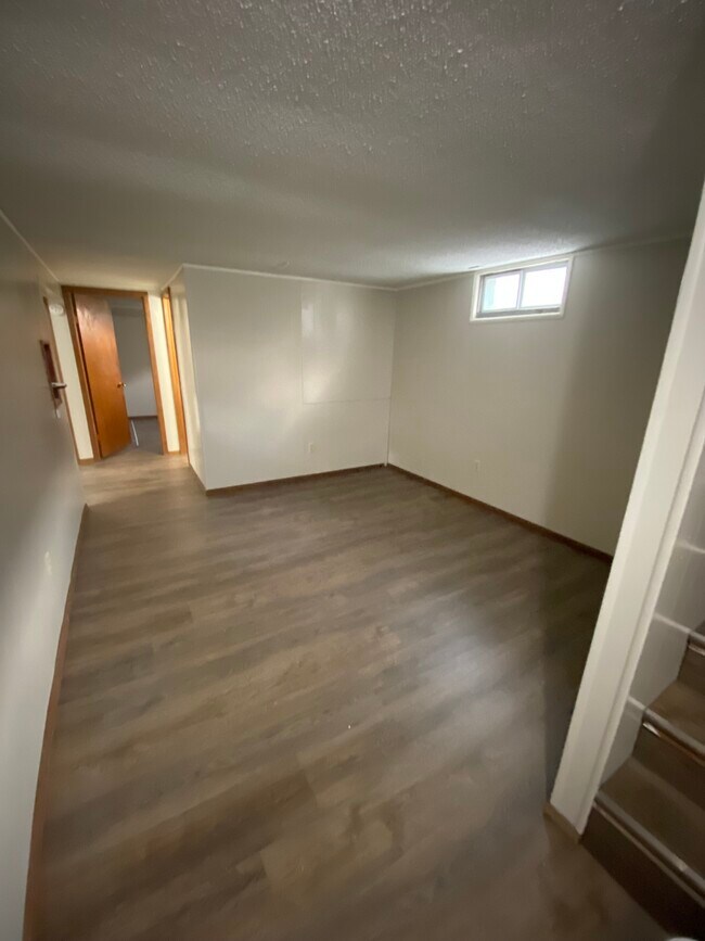 Building Photo - 615 E 5th St