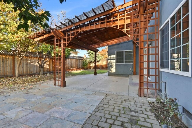 Building Photo - Santa Teresa 5-Bedroom 3-Bathroom Home