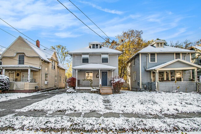 Building Photo - 528 Avon St