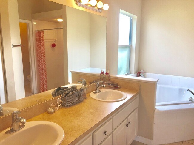 Building Photo - 4BR/2BA in Sorrento with large, fenced-in ...