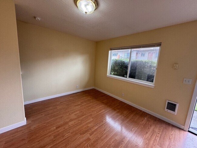 Building Photo - Blocks from UO! 2 bedroom 1.5 bath with in...