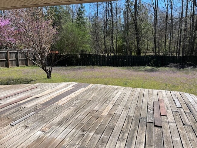 Building Photo - Introducing a charming 3-bedroom, 2-bathroom house located in the desirable area of Russellville,...