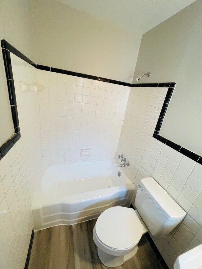 Building Photo - 1BR by UNC-G with Free Parking!