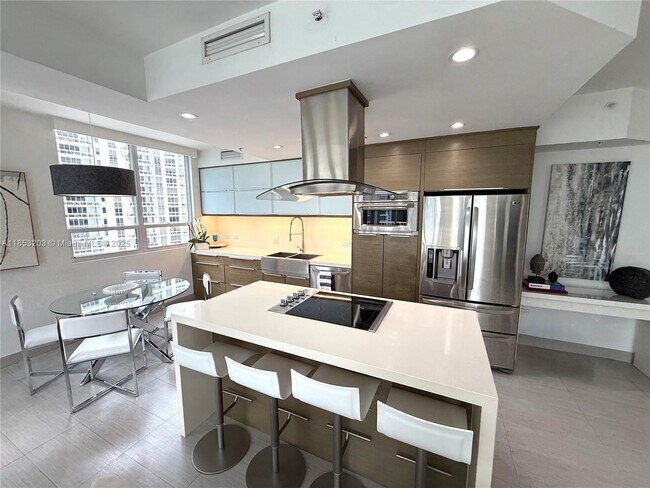 Building Photo - 801 Brickell Key Blvd