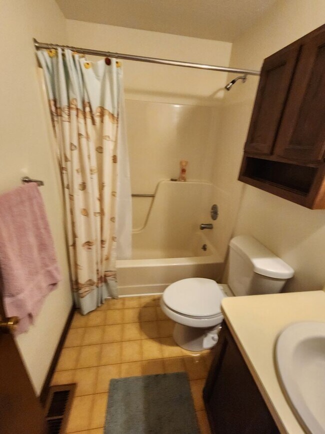 Building Photo - Spacious 3 Bedroom 3 Bathroom Home For Ren...