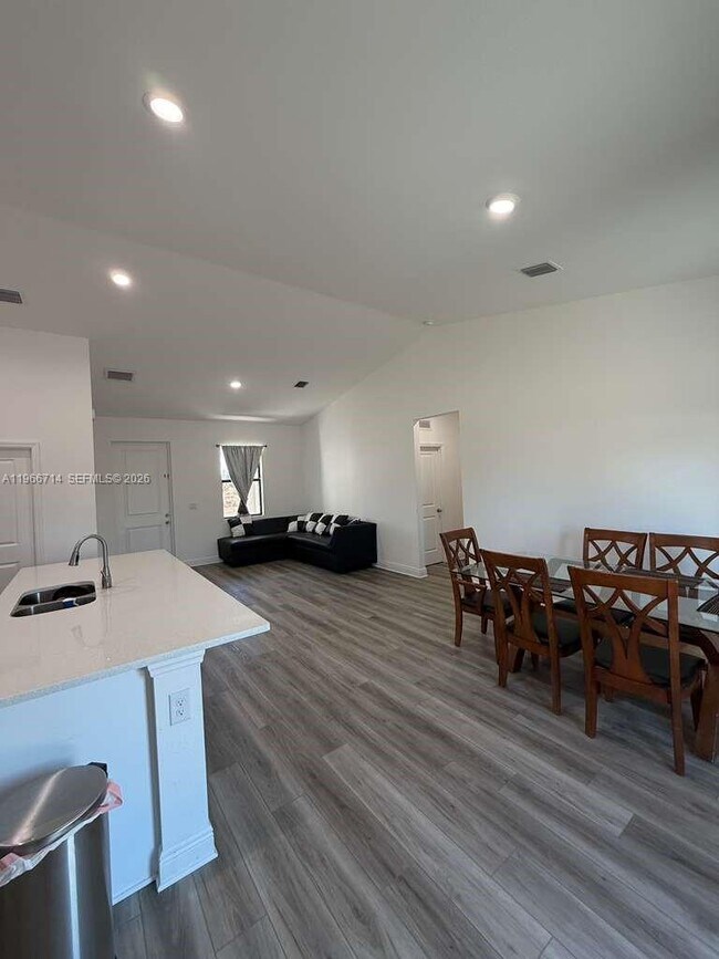 Building Photo - 3125 Kanek Cir