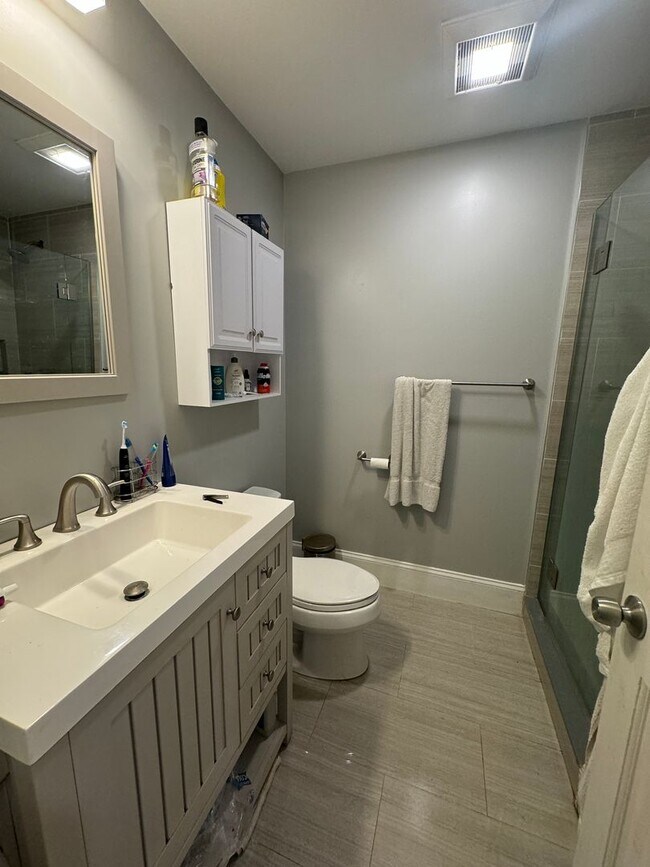 Building Photo - Great 4 bedroom w/ 2 full bathrooms - Northeastern