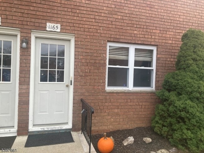 Building Photo - 1165A Valley Rd