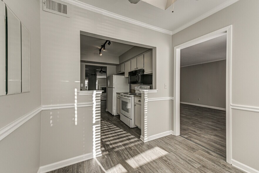 Building Photo - 1405 Huntingdon Chase