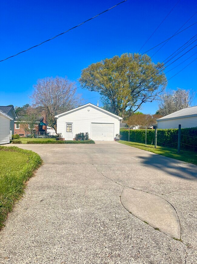 Building Photo - 2619 Crockett Dr