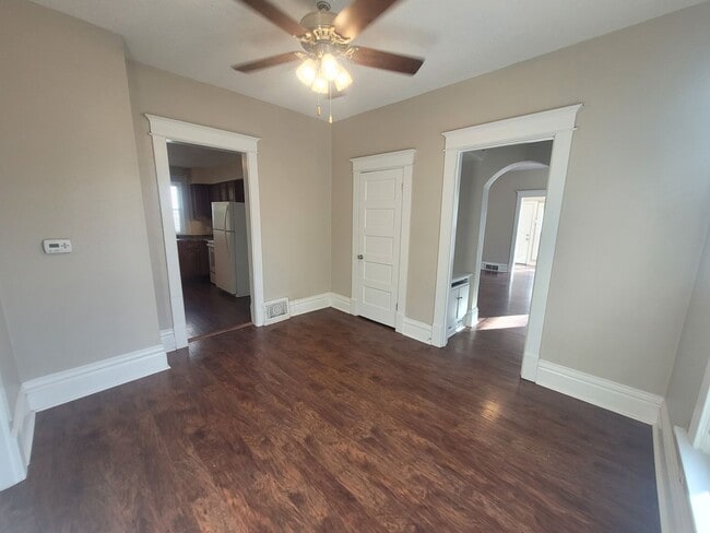 Building Photo - 6 Bedroom Home with large yard, washer/dry...