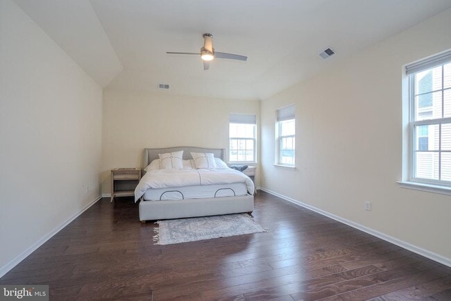Building Photo - 1802 Yearling Ct