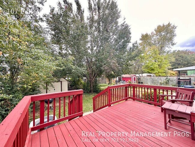Building Photo - 107 E Del Ray Ave