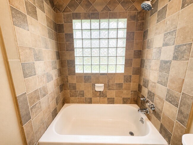 Building Photo - 6605 Westview Dr
