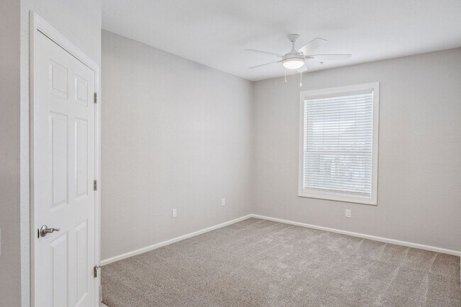Building Photo - Upscale & renovated 3Bedrooms / 2Baths condo-unit in MetroWest community!