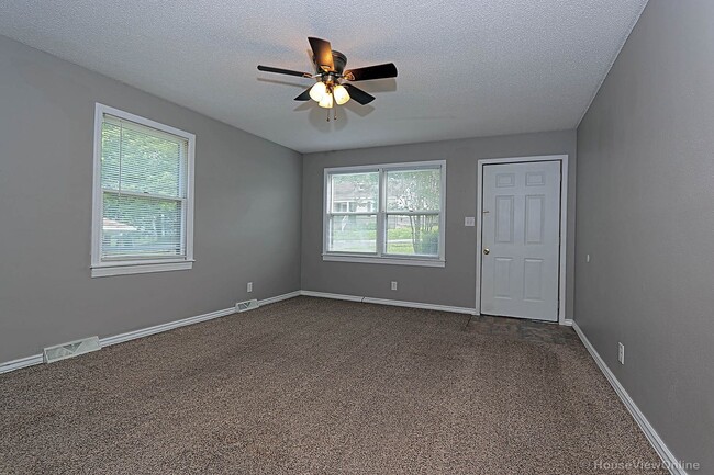 Building Photo - House Close To Campus!