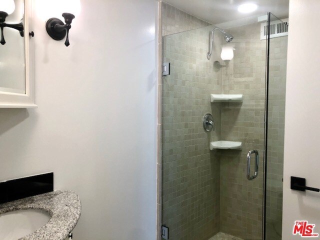 Building Photo - 435 N Oakhurst Dr