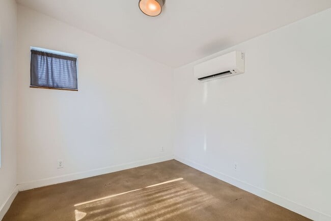 Building Photo - Home with Guest Suite