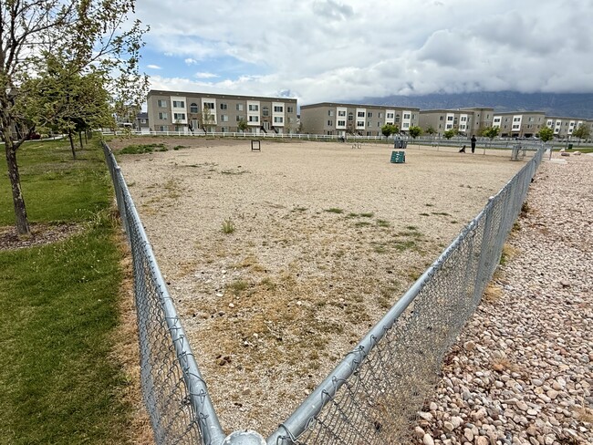 Building Photo - 676 E 550 S