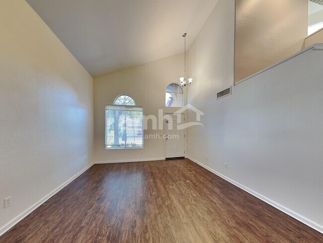 Building Photo - 518 W San Remo St