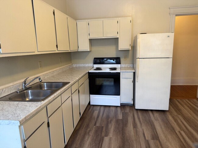 Building Photo - 1 Bedroom unit in Dunleath Historic District - Office Space & W/D Connections!