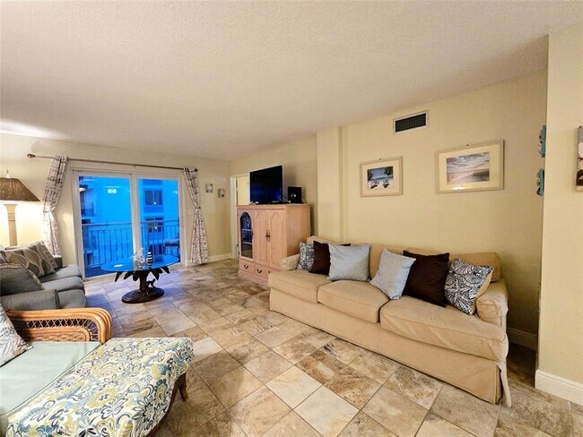 Building Photo - 1161 Hillsboro Mile