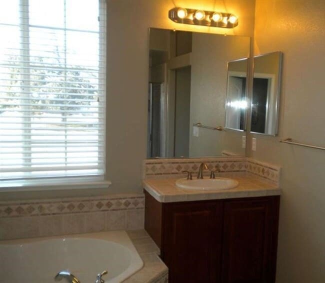 Building Photo - Upscale Home Close to Golf Coarse