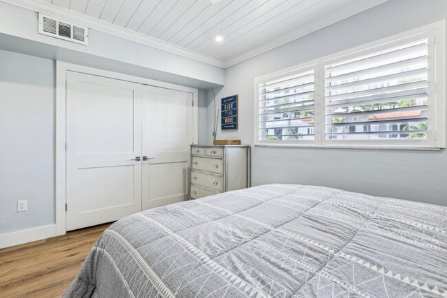 Building Photo - 200 E Royal Palm Rd