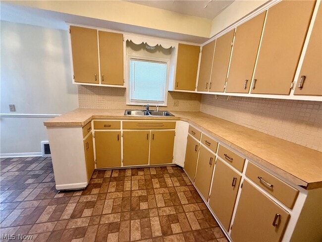 Building Photo - 575 Noble Ave