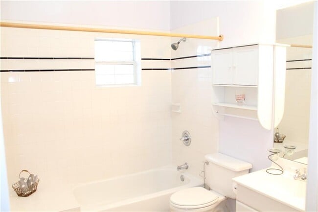 Building Photo - 109 W 38th St