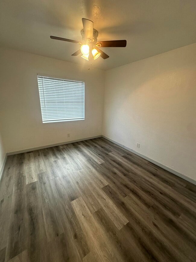 Building Photo - 555 W 6th St