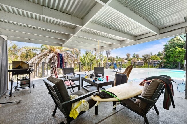 Building Photo - Private pool with canyon views!