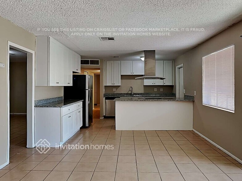 Building Photo - 3409 W Poinsettia Dr