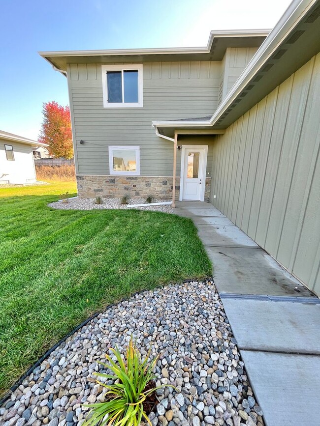 Building Photo - Stunning 5 Bed/2.5 Bath Townhome!